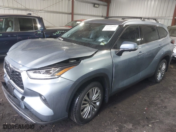 2024 Toyota Highlander LE with VIN 5TDKDRBH4RS567200, listed as a IAAI auction lot 41451059 with 4,439 mi miles. Bid and sale history available at carsss.com. Image 17.