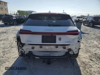 2022 Audi e-tron Premium z VIN WA1AAAGE0NB023860, wystawiony jako Copart lot #57395415 z przebiegiem 52 335 mil mil oraz Nie do naprawy. Historia ofert i sprzedaży dostępna na DreamBid. Obrazek 6.