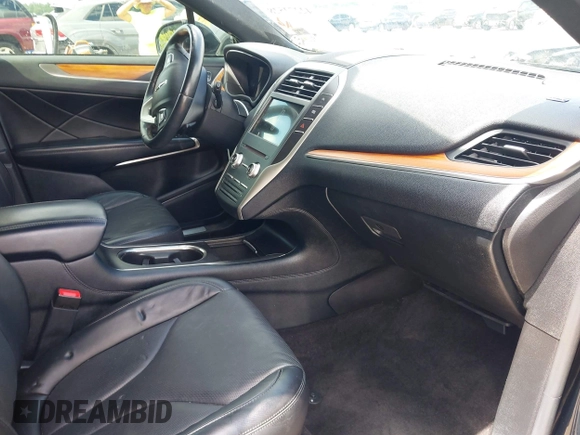 2017 Lincoln MKC Reserve with VIN 5LMCJ3C95HUL54101, listed as a IAAI auction lot 42272528 with 32,815 mi miles and . Bid and sale history available at DreamBid. Image 5.