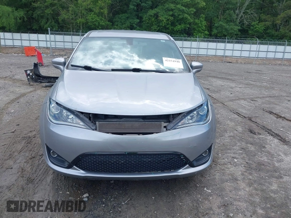 2019 Chrysler Pacifica Touring Plus z VIN 2C4RC1FG0KR574955, wystawiony jako IAAI lot #42254948 z przebiegiem 82 423 mil mil oraz . Historia ofert i sprzedaży dostępna na DreamBid. Obrazek 13.