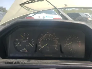 1987 Mercedes-Benz 300 E z VIN WDBEA30D4HA511061, wystawiony jako Copart lot #70599034 z przebiegiem 174 733 mil mil oraz Nie do naprawy • Non repairable. Historia ofert i sprzedaży dostępna na DreamBid. Obrazek 9.