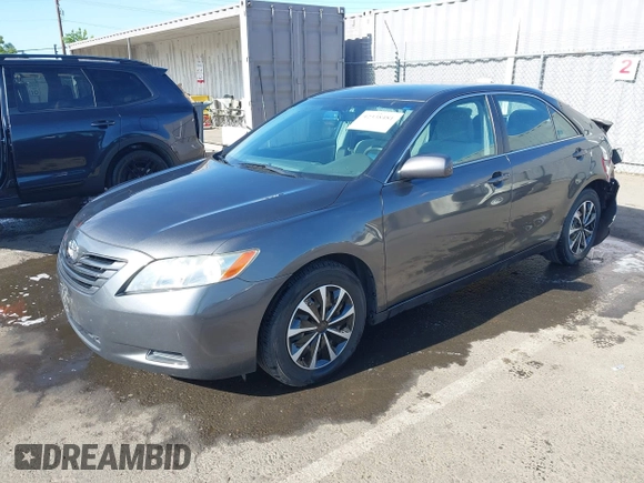 2008 Toyota Camry LE z VIN 4T4BE46K78R040785, wystawiony jako IAAI lot #42338481 z przebiegiem 90 926 mil mil oraz . Historia ofert i sprzedaży dostępna na DreamBid. Obrazek 2.