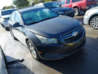 2014 Chevrolet Cruze 1LT z VIN 1G1PC5SB7E7162250, wystawiony jako IAAI lot #41812467 z przebiegiem 155 945 mil mil oraz . Historia ofert i sprzedaży dostępna na DreamBid. Obrazek 1.