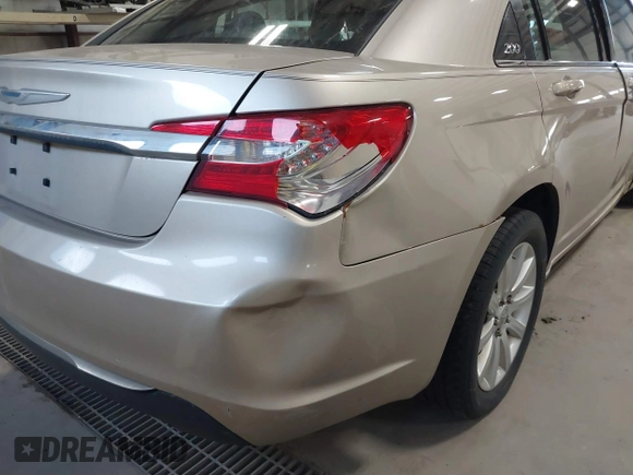 2014 Chrysler 200 Touring z VIN 1C3CCBBBXEN231601, wystawiony jako IAAI lot #41853990 z przebiegiem 169 411 mil mil oraz . Historia ofert i sprzedaży dostępna na DreamBid. Obrazek 14.
