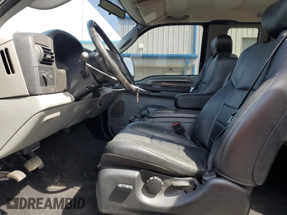 2006 Ford F-250 XL z VIN 1FTSX21596EC30884, wystawiony jako Copart lot #53560955 z przebiegiem 117 331 mil mil oraz Szkoda całkowita • Salvage title. Historia ofert i sprzedaży dostępna na DreamBid. Obrazek 7.