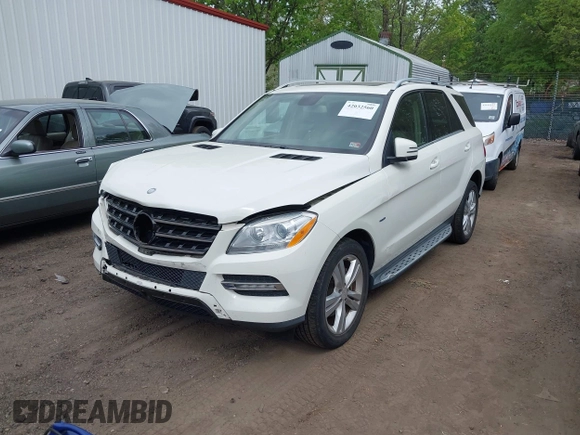 2012 Mercedes-Benz M ML 350 with VIN 4JGDA5HB1CA063846, listed as a IAAI auction lot 42032560 with 175,946 mi miles. Bid and sale history available at carsss.com. Image 2.