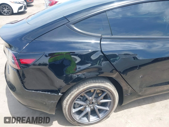 2022 Tesla Model 3 Long Range z VIN 5YJ3E1EB3NF273165, wystawiony jako IAAI lot #42282702 z przebiegiem 41 445 mil mil oraz . Historia ofert i sprzedaży dostępna na DreamBid. Obrazek 6.