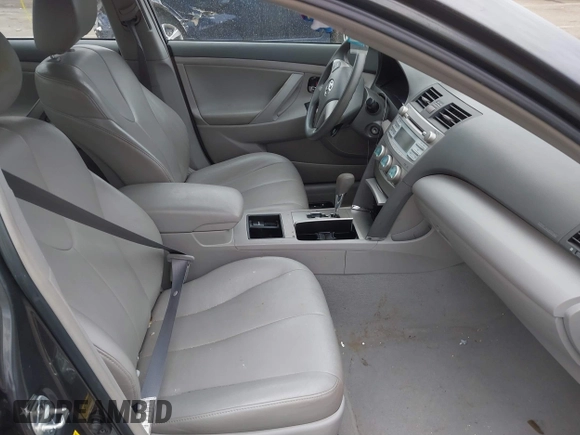 2008 Toyota Camry LE z VIN 4T1BE46K78U751994, wystawiony jako IAAI lot #41712149 z przebiegiem 104 933 mil mil oraz . Historia ofert i sprzedaży dostępna na DreamBid. Obrazek 5.