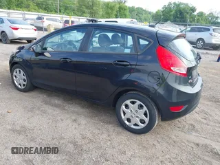 2013 Ford Fiesta SE z VIN 3FADP4EJ0DM149488, wystawiony jako IAAI lot #42373815 z przebiegiem 195 835 mil mil oraz . Historia ofert i sprzedaży dostępna na DreamBid. Obrazek 3.