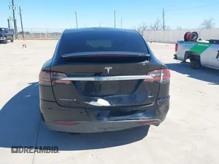 2017 Tesla Model X 90D z VIN 5YJXCAE28HF059140, wystawiony jako IAAI lot #41648518 z przebiegiem Nie podano mil oraz . Historia ofert i sprzedaży dostępna na DreamBid. Obrazek 15.