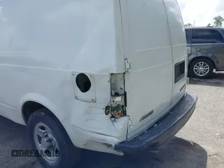 2005 Chevrolet Astro Cargo Van with VIN 1GCDM19X75B102872, listed as a IAAI auction lot 41954195 with 173,627 mi miles. Bid and sale history available at carsss.com. Image 6.