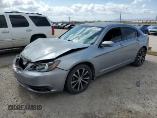 2014 Chrysler 200 Touring z VIN 1C3CCBBGXEN150223, wystawiony jako Copart lot #55494215 z przebiegiem 178 750 mil mil oraz Szkody całkowita. Historia ofert i sprzedaży dostępna na DreamBid. Obrazek 1.