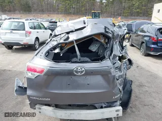 2015 Toyota Highlander LE with VIN 5TDBKRFH4FS180612, listed as a IAAI auction lot 41728026 with 87,764 mi miles. Bid and sale history available at carsss.com. Image 17.
