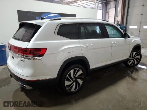 2024 Volkswagen Atlas SEL with VIN 1V2BR2CA1RC516585, listed as a Copart auction lot 44335095 with 17,611 mi miles and Clean title. Bid and sale history available at DreamBid. Image 3.