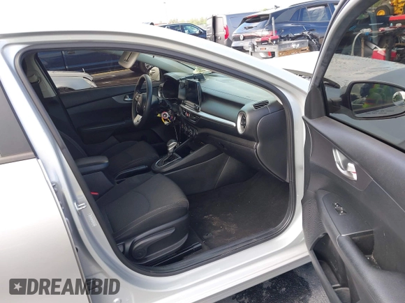 2021 Kia Forte LXS z VIN 3KPF24AD0ME334880, wystawiony jako IAAI lot #42257054 z przebiegiem 159 489 mil mil oraz . Historia ofert i sprzedaży dostępna na DreamBid. Obrazek 5.