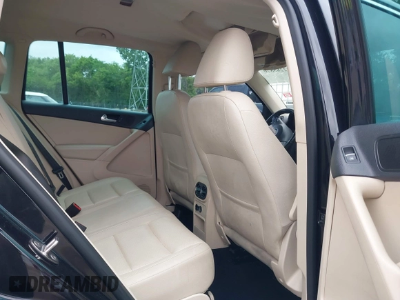 2012 Volkswagen Tiguan SE z VIN WVGBV7AX0CW558863, wystawiony jako IAAI lot #42285870 z przebiegiem 158 521 mil mil oraz . Historia ofert i sprzedaży dostępna na DreamBid. Obrazek 8.