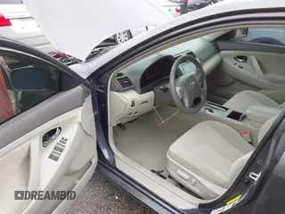 2011 Toyota Camry LE z VIN 4T4BF3EK1BR216262, wystawiony jako IAAI lot #42206210 z przebiegiem 79 660 mil mil oraz . Historia ofert i sprzedaży dostępna na DreamBid. Obrazek 5.