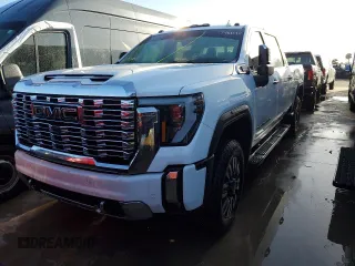 2024 GMC Sierra 3500HD Denali z VIN 1GT49WEY9RF106062, wystawiony jako Copart lot #74111274 z przebiegiem Nie podano mil oraz Nie do naprawy • Non repairable. Historia ofert i sprzedaży dostępna na DreamBid. Obrazek 1.
