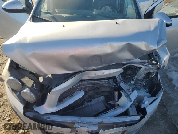 2015 Chevrolet Sonic LS z VIN 1G1JA5SH9F4117264, wystawiony jako Copart lot #42215585 z przebiegiem 55 869 mil mil oraz Szkoda całkowita • Salvage title. Historia ofert i sprzedaży dostępna na DreamBid. Obrazek 12.