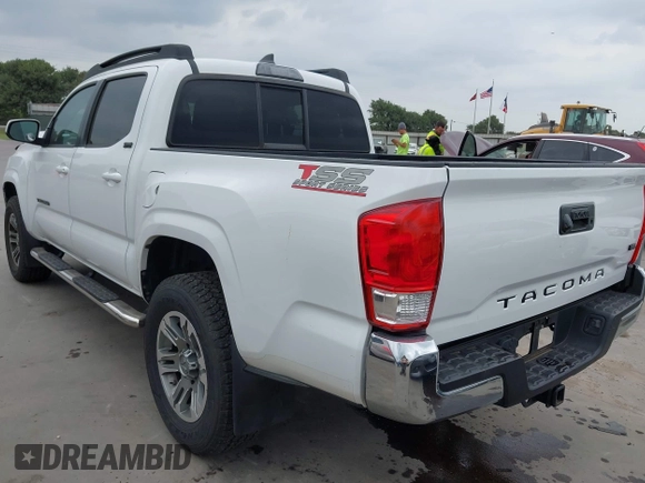 2016 Toyota Tacoma SR5 z VIN 5TFAZ5CN5GX018977, wystawiony jako IAAI lot #42303122 z przebiegiem 99 545 mil mil oraz . Historia ofert i sprzedaży dostępna na DreamBid. Obrazek 3.
