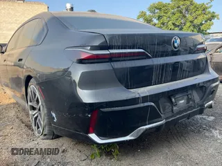 2023 BMW 7 Series 740i z VIN WBA23EH00PCM30022, wystawiony jako Copart lot #57565424 z przebiegiem 5 985 mil mil oraz . Historia ofert i sprzedaży dostępna na DreamBid. Obrazek 3.