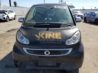 2013 Smart fortwo Passion z VIN WMEEJ9AA5DK726141, wystawiony jako Copart lot #50376945 z przebiegiem Nie podano mil oraz Tytuł czysty. Historia ofert i sprzedaży dostępna na DreamBid. Obrazek 5.