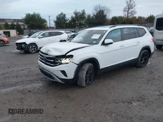 2022 Volkswagen Atlas SE z VIN 1V2KR2CA1NC555087, wystawiony jako IAAI lot #40921013 z przebiegiem 62 834 mil mil oraz . Historia ofert i sprzedaży dostępna na DreamBid. Obrazek 2.