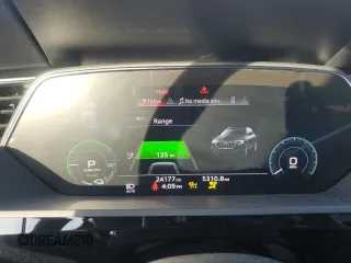 2022 Audi e-tron Premium z VIN WA1AAAGE7NB043670, wystawiony jako Copart lot #42147305 z przebiegiem 24 177 mil mil oraz Szkoda całkowita • Salvage title. Historia ofert i sprzedaży dostępna na DreamBid. Obrazek 9.