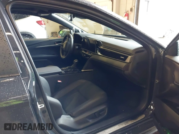 2025 Toyota Camry LE z VIN 4T1DBADK4SU520156, wystawiony jako IAAI lot #41865277 z przebiegiem 220 mil mil oraz . Historia ofert i sprzedaży dostępna na DreamBid. Obrazek 5.