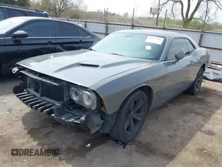 2018 Dodge Challenger SXT z VIN 2C3CDZAG9JH229506, wystawiony jako IAAI lot #41915902 z przebiegiem 145 486 mil mil oraz . Historia ofert i sprzedaży dostępna na DreamBid. Obrazek 18.