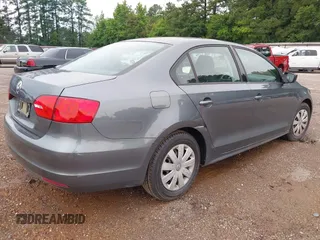 2014 Volkswagen Jetta S z VIN 3VW2K7AJ2EM313510, wystawiony jako IAAI lot #42334212 z przebiegiem 180 245 mil mil oraz . Historia ofert i sprzedaży dostępna na DreamBid. Obrazek 4.