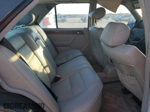 1994 Mercedes-Benz 400 E z VIN WDBEA34E8RC032408, wystawiony jako Copart lot #43827975 z przebiegiem 122 130 mil mil oraz Czysty tytuł • Clean title. Historia ofert i sprzedaży dostępna na DreamBid. Obrazek 10.