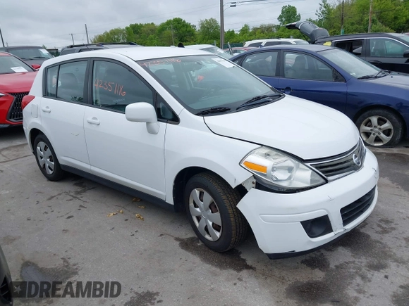 2011 Nissan Versa S z VIN 3N1BC1CP5BL433319, wystawiony jako IAAI lot #42351116 z przebiegiem 128 032 mil mil oraz . Historia ofert i sprzedaży dostępna na DreamBid. Obrazek 1.