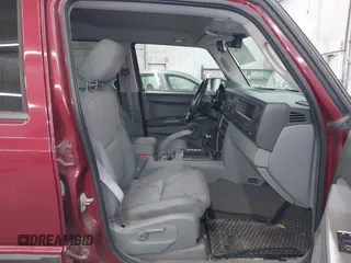 2007 Jeep Commander Sport with VIN 1J8HG48K97C518217, listed as a IAAI auction lot 42124862 with 198,371 mi miles. Bid and sale history available at carsss.com. Image 5.