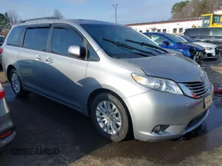2015 Toyota Sienna XLE with VIN 5TDYK3DCXFS623893, listed as a IAAI auction lot 41496481 with 141,477 mi miles. Bid and sale history available at carsss.com. Image 1.