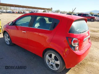 2015 Chevrolet Sonic LTZ z VIN 1G1JE6SB5F4208568, wystawiony jako IAAI lot #41765909 z przebiegiem Nie podano mil oraz . Historia ofert i sprzedaży dostępna na DreamBid. Obrazek 3.