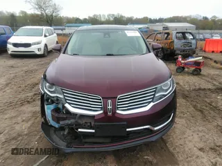 2017 Lincoln MKX Reserve z VIN 2LMPJ8LR3HBL26227, wystawiony jako IAAI lot #41921086 z przebiegiem 131 815 mil mil oraz . Historia ofert i sprzedaży dostępna na DreamBid. Obrazek 12.