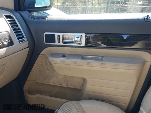 2010 Lincoln MKX z VIN 2LMDJ6JC5ABJ00461, wystawiony jako IAAI lot #41869893 z przebiegiem Nie podano mil oraz . Historia ofert i sprzedaży dostępna na DreamBid. Obrazek 14.