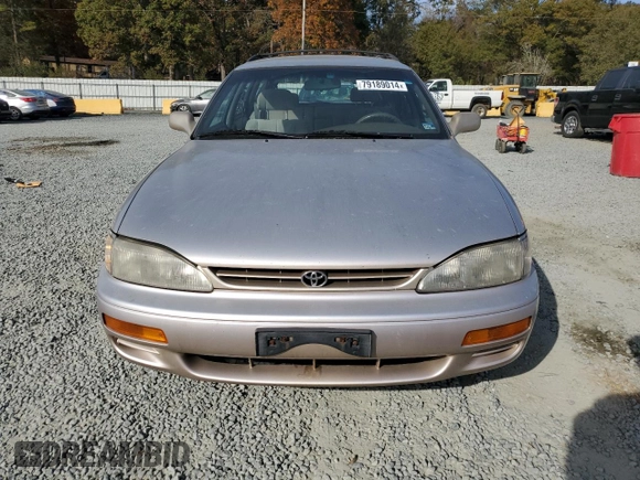 1996 Toyota Camry z VIN 4T1EG12K8TU779386, wystawiony jako Copart lot #79189014 z przebiegiem 142 891 mil mil oraz Czysty tytuł • Clean title. Historia ofert i sprzedaży dostępna na DreamBid. Obrazek 5.