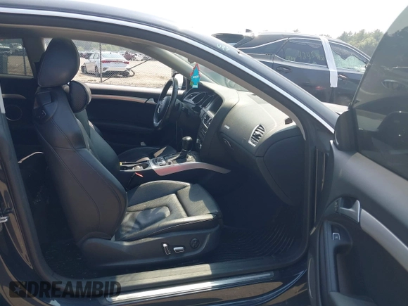 2013 Audi A5 Premium Plus z VIN WAULFAFR2DA035563, wystawiony jako IAAI lot #42385141 z przebiegiem 133 795 mil mil oraz . Historia ofert i sprzedaży dostępna na DreamBid. Obrazek 5.