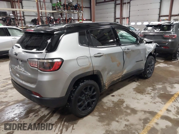 2022 Jeep Compass Latitude with VIN 3C4NJDBB3NT186152, listed as a IAAI auction lot 41402923 with 30,443 mi miles and . Bid and sale history available at DreamBid. Image 4.