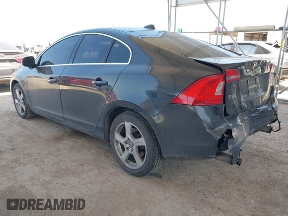 2013 Volvo S60 T5 Premier z VIN YV1612FS4D2217471, wystawiony jako IAAI lot #41986419 z przebiegiem 96 910 mil mil oraz . Historia ofert i sprzedaży dostępna na DreamBid. Obrazek 3.