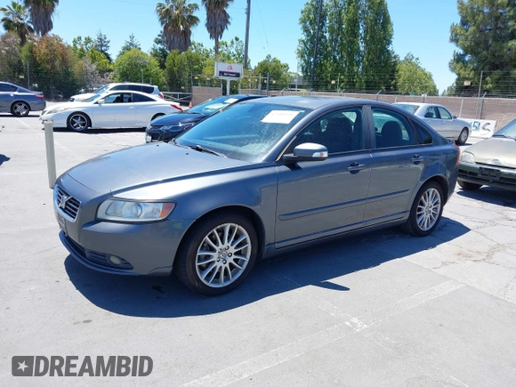 2009 Volvo S40 2.4L с VIN YV1MS390092446497, выставлен на аукционе IAAI как лот 42518359 с пробегом 86 548 миль миль и . История ставок и продаж доступна на DreamBid. Изображение 2.
