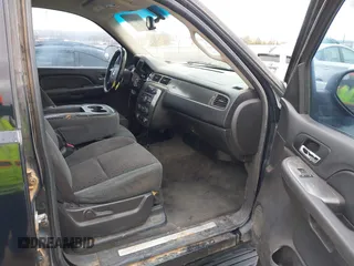 2007 Chevrolet Suburban LTZ with VIN 1GNFC16007J317898, listed as a IAAI auction lot 41560031 with 271,370 mi miles. Bid and sale history available at carsss.com. Image 5.