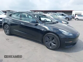 2018 Tesla Model 3 Long Range Battery z VIN 5YJ3E1EB3JF178812, wystawiony jako IAAI lot #42124838 z przebiegiem 124 229 mil mil oraz . Historia ofert i sprzedaży dostępna na DreamBid. Obrazek 1.