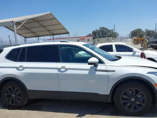 2024 Volkswagen Tiguan SE z VIN 3VVNB7AX4RM198923, wystawiony jako IAAI lot #42312597 z przebiegiem 6 827 mil mil oraz . Historia ofert i sprzedaży dostępna na DreamBid. Obrazek 13.