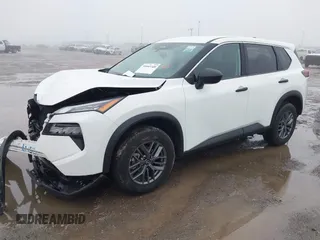 2024 Nissan Rogue S z VIN 5N1BT3AB7RC671402, wystawiony jako IAAI lot #41445320 z przebiegiem 17 769 mil mil oraz . Historia ofert i sprzedaży dostępna na DreamBid. Obrazek 2.