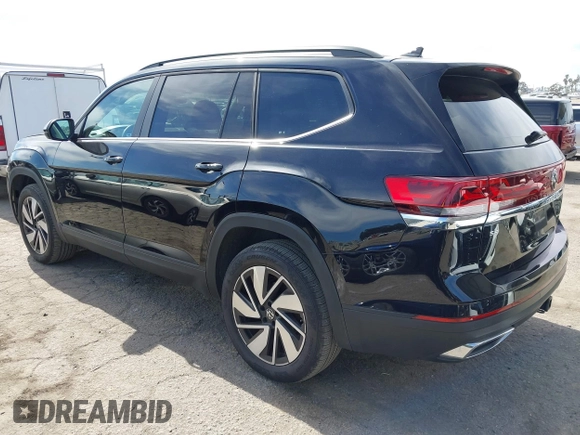2024 Volkswagen Atlas SE z VIN 1V2JR2CAXRC512272, wystawiony jako IAAI lot #41642077 z przebiegiem 13 583 mil mil oraz . Historia ofert i sprzedaży dostępna na DreamBid. Obrazek 3.