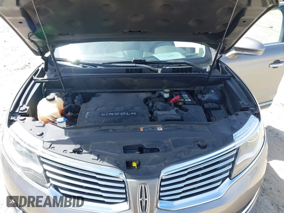 2017 Lincoln MKX Reserve z VIN 2LMPJ8LR4HBL41092, wystawiony jako IAAI lot #41815783 z przebiegiem 104 578 mil mil oraz . Historia ofert i sprzedaży dostępna na DreamBid. Obrazek 10.