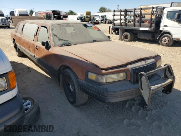 1997 Lincoln Town Car Executive z VIN 1LNLM81W0VY678786, wystawiony jako Copart lot #64906284 z przebiegiem Nie podano mil oraz Szkody całkowita. Historia ofert i sprzedaży dostępna na DreamBid. Obrazek 4.